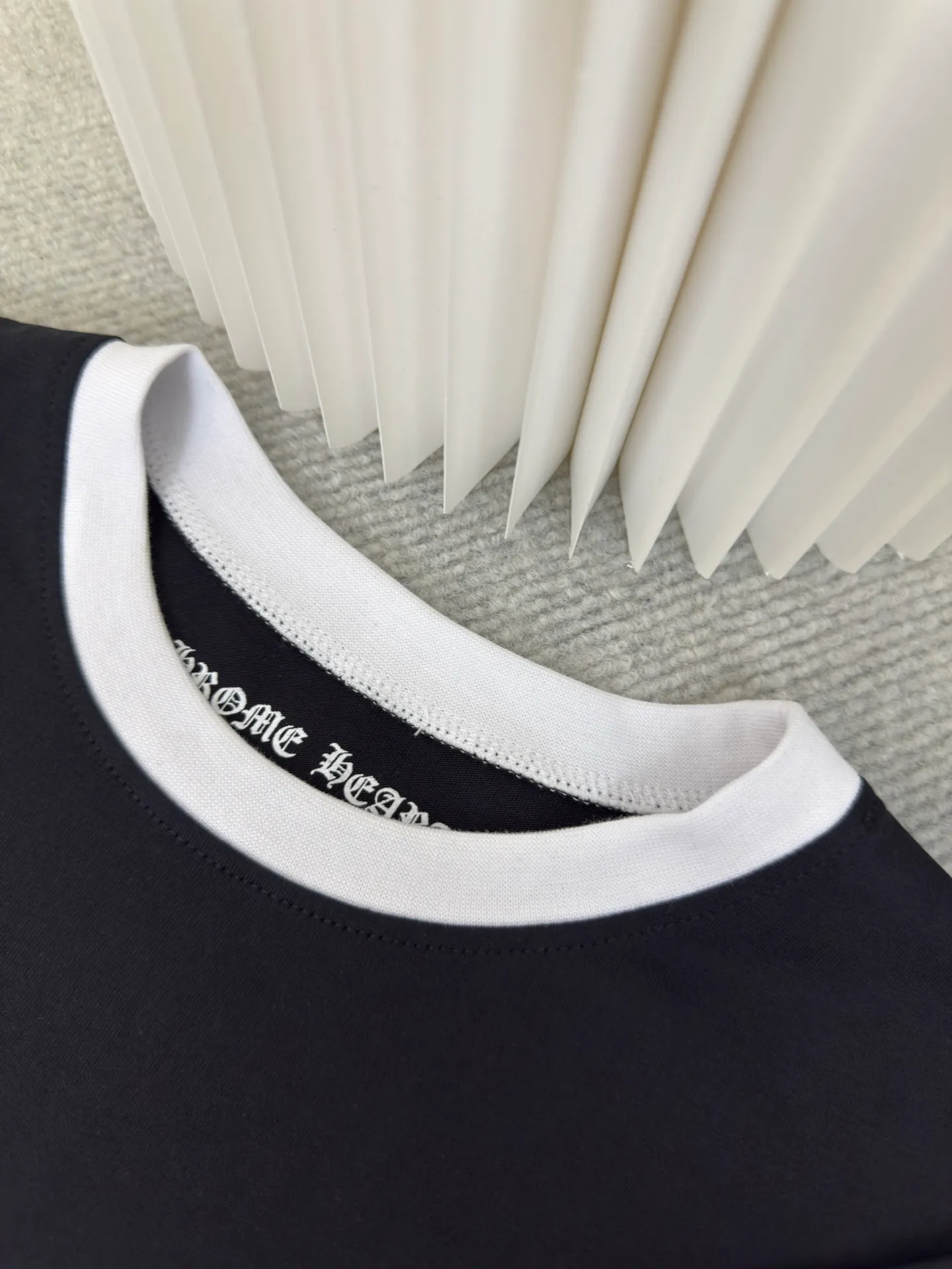 P230 Chrome Hearts Sanskrit Color Blocking Short Sleeves (Women's Wear) Authentic Open Edition - Physical Counter - Top Luxury Quality 🆚 Instant sale of all editions on the market. Custom dyed threads and large body fabrics according to YB. The printing is hand-printed. Contrast color design The upper body effect is excellent. Size S M L